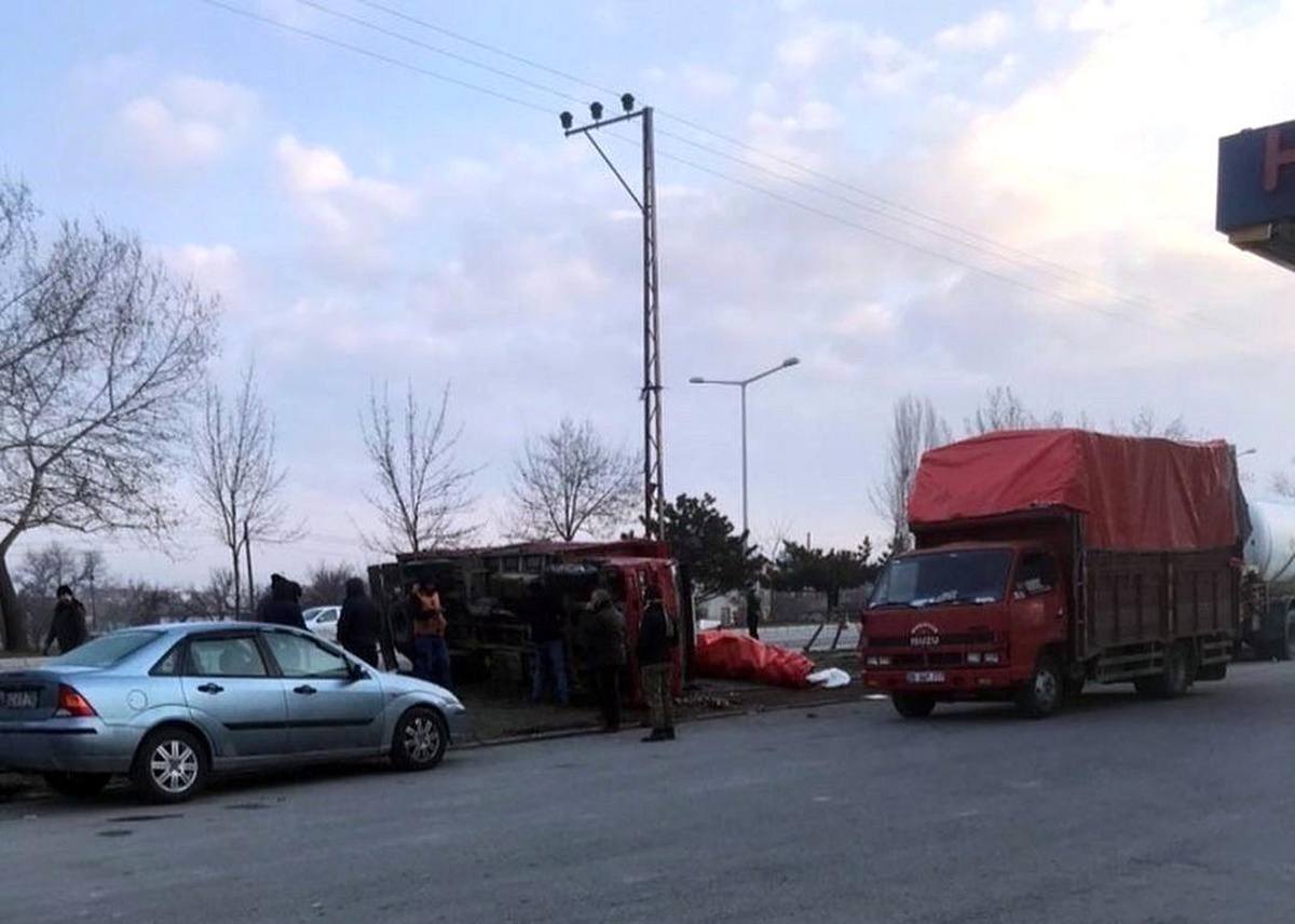 Konya\'da kontrolden çıkan tır park halindeki araçlara çarptı: 1 ölü