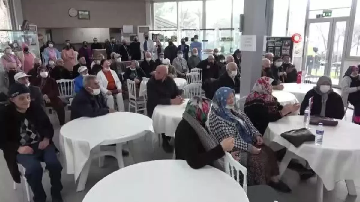 Sağlık çalışanları oluşturdukları koro ile ziyaret ettikleri huzurevi sakinlerinin gönüllerine dokundu