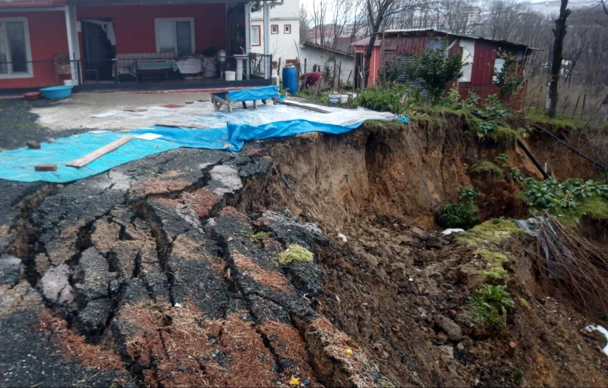Samsun\'da 21 kırsal mahallenin kullandığı yol çöktü