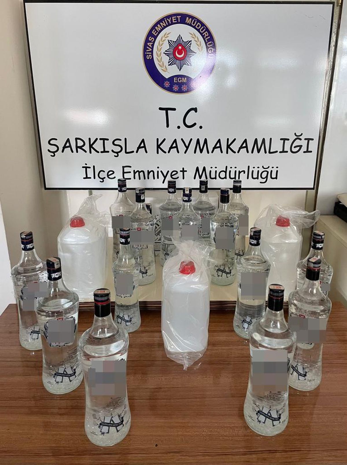 Sivas\'ta bir iş yerinde sahte içki ve etil alkol ele geçirildi