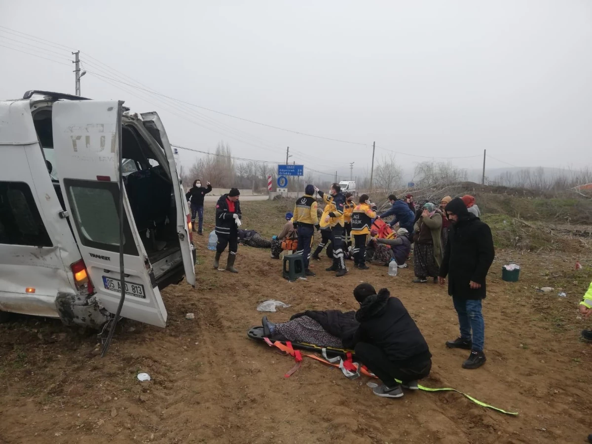 Amasya\'da tarım işçilerini taşıyan minibüs devrildi: 17 yaralı