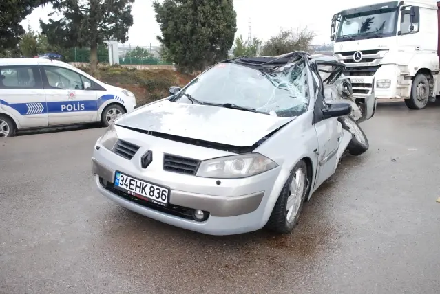 Son dakika... Tuzla'da kamyon ile otomobilin çarpıştığı kazada 2 sürücü yaralandı