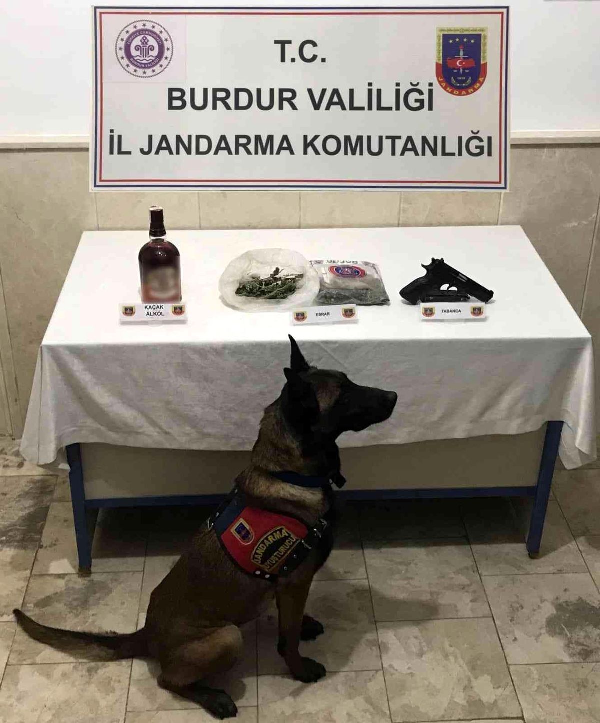 Üzerinde uyuşturucu, tabanca ve sahte içki ile yakalandı