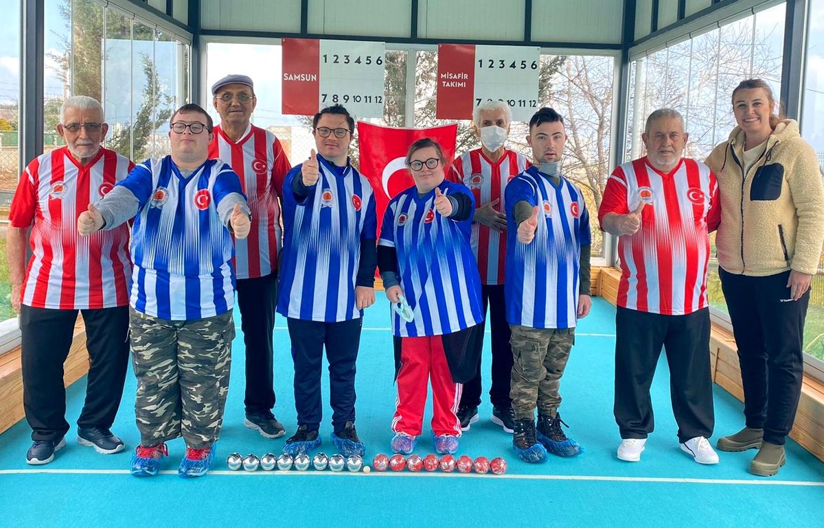 Yaşlılar ve down sendromlu çocukların bocce mücadelesi