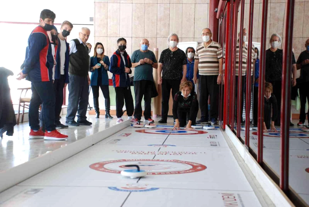 Yaşlılar ve gençlerin renkli curling müsabakası