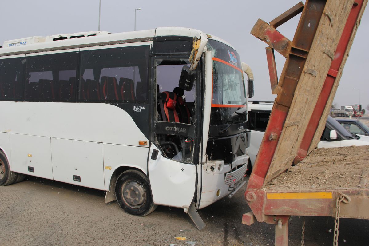 Son dakika haberleri: Afyonkarahisar\'da servis otobüsü ile tırın çarpıştığı kazada 7 öğrenci yaralandı