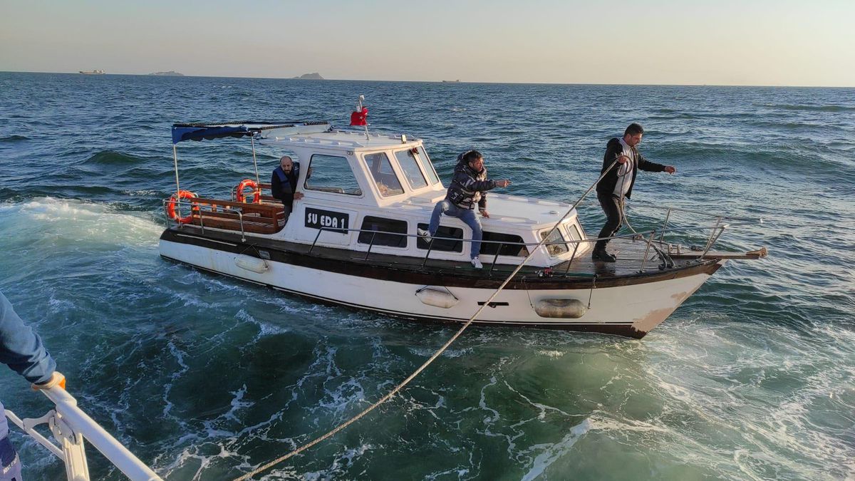 Ahırkapı açıklarında sürüklenen tekne Yenikapı\'ya yanaştırıldı