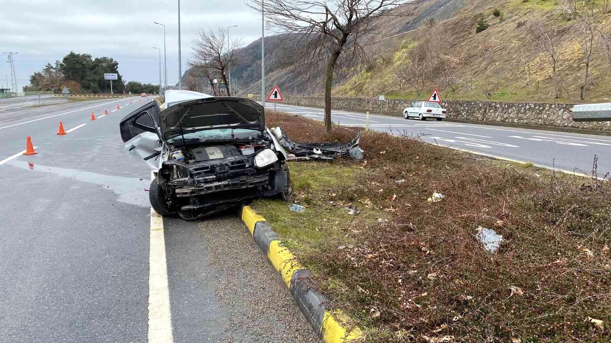 Aydınlatma direğine çarpan otomobil kağıt gibi ikiye katlandı