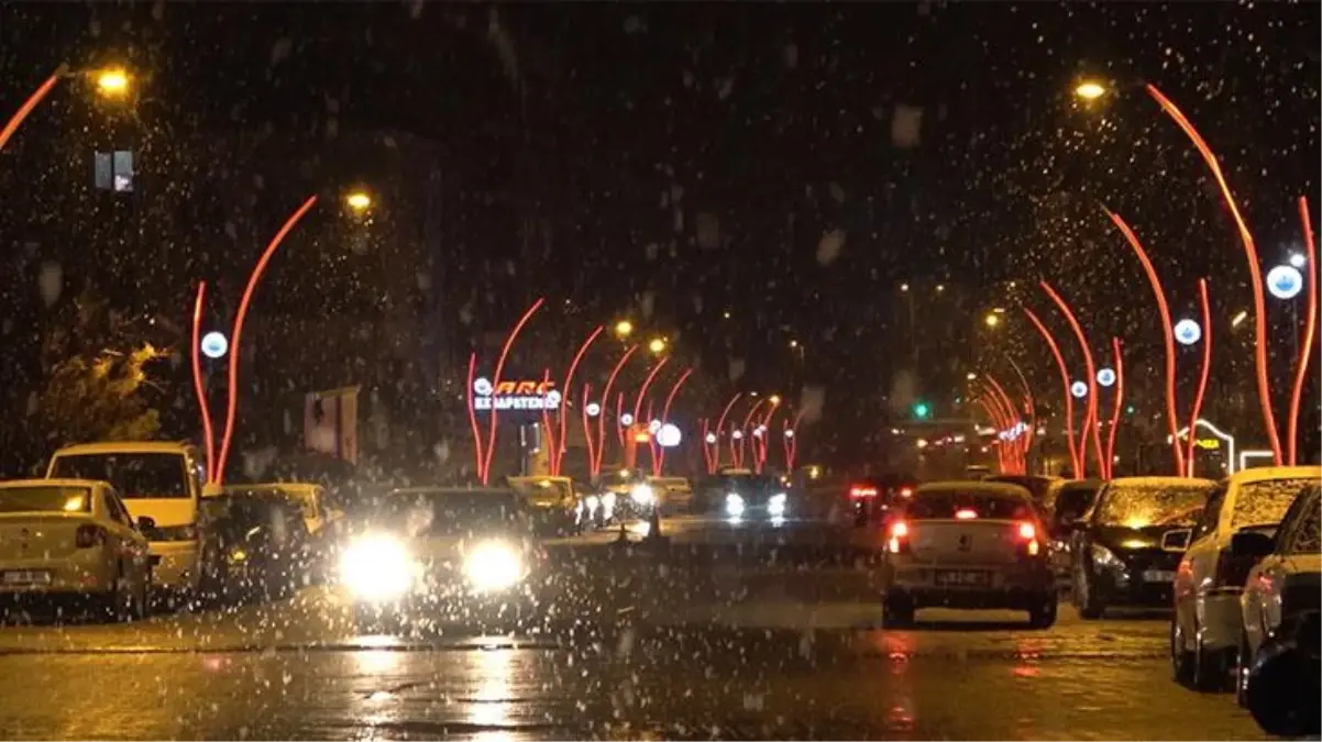 Kilit kavşakta kar yağışı başladı! 43 ilin geçiş güzergahı Kırıkkale geceyi kar altında geçirdi