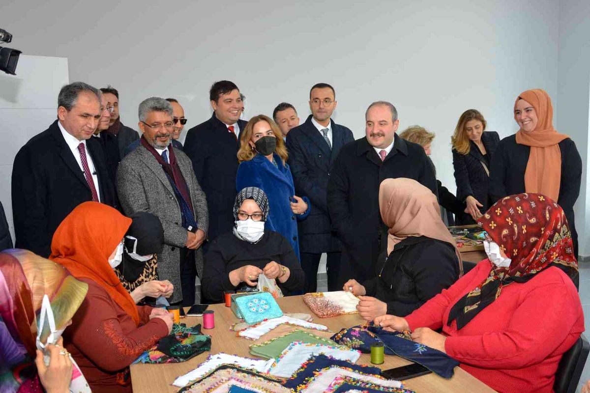 Bakan Varank'tan Uşak Belediyesine övgü dolu sözler