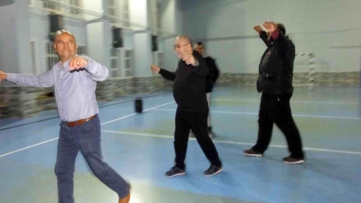 Balıkesir\'de mahalle muhtarları zeybek, çökertme ve Edremit güvende oyunlarını öğrendi