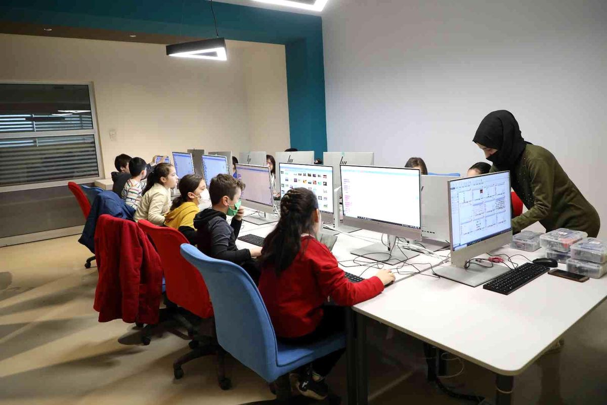 Melikgazi Belediyesinden çocuklara yönelik robotik kodlama kursu