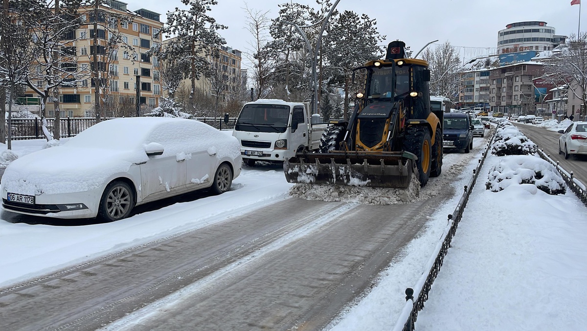 Bayburt, Gümüşhane ve Artvin\'de kar, yaşamı olumsuz etkiliyor