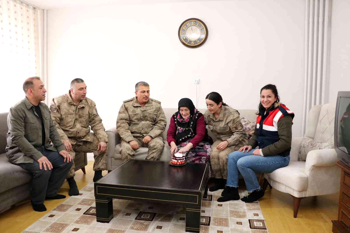 Son dakika haberi | Bingöl\'de jandarma yaşlıları ziyaret etti