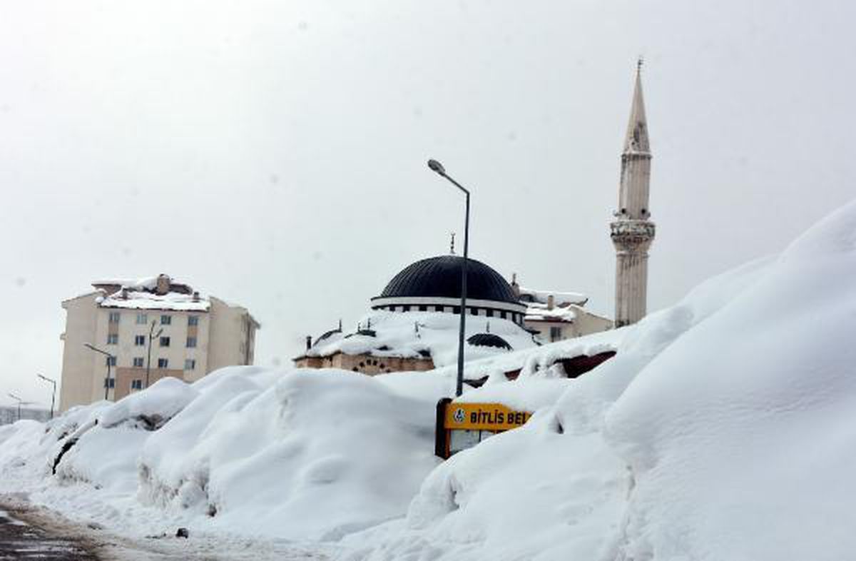 Bitlis\'te 321 köy yolu, kardan kapalı