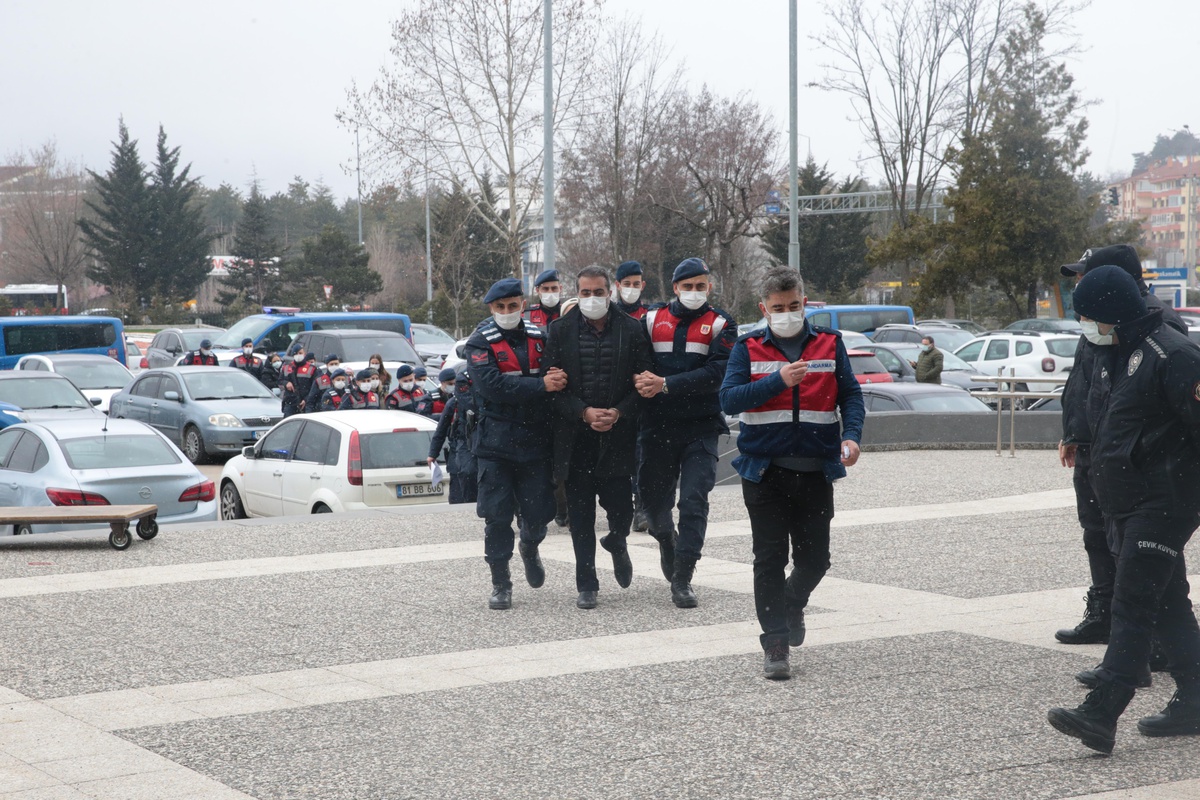 Son dakika! Bolu merkezli PKK/KCK operasyonunda yakalanan şüphelilerden 8\'i adliyede