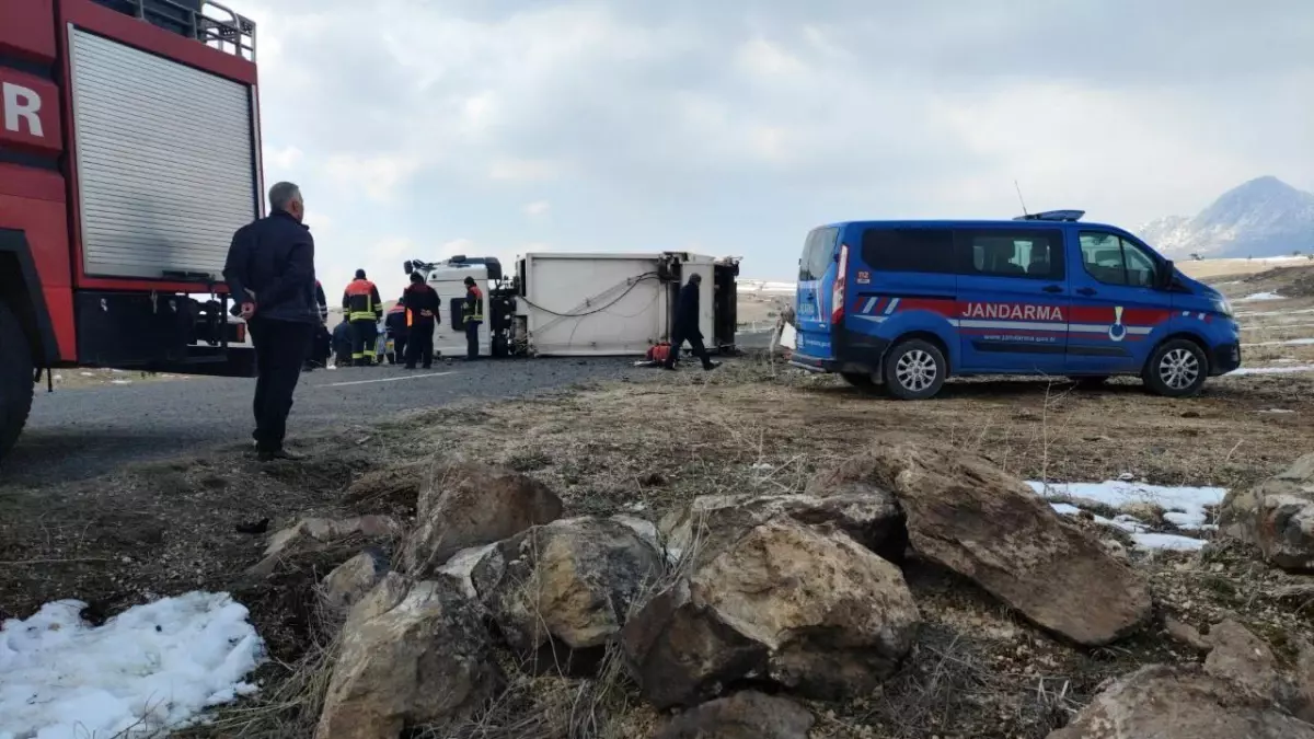 Son dakika haberleri... Çöp kamyonu devrildi: 1 ölü 2 yaralı