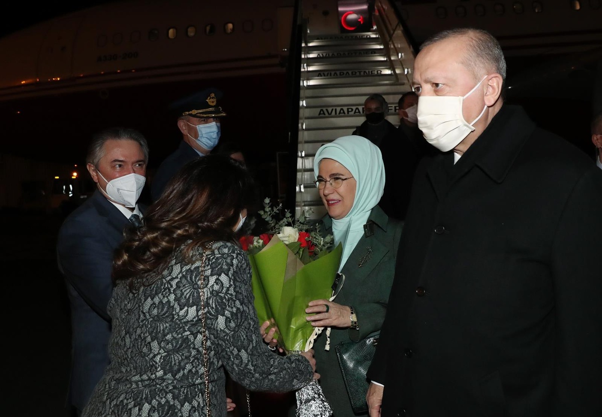 Cumhurbaşkanı Erdoğan ve eşi, NATO daimi temsilcisi tarafından Brüksel Havaalanında karşılandı