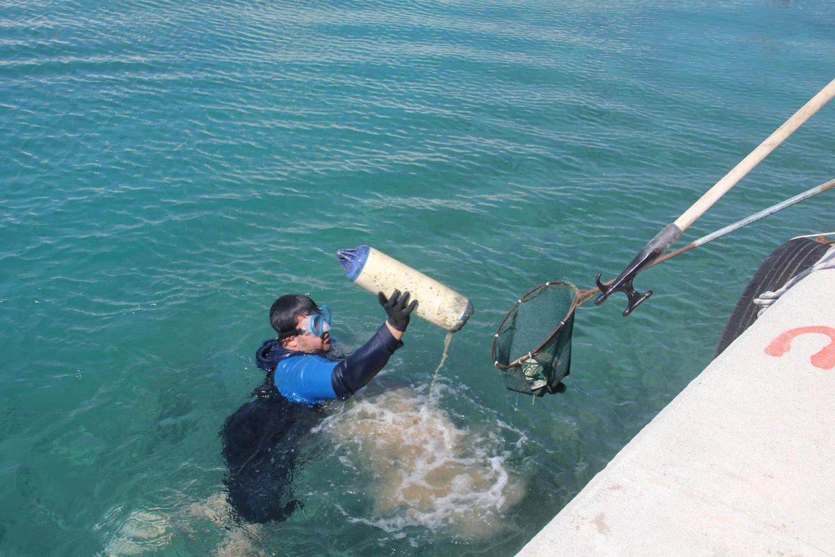 Datça\'daki balıkçı barınaklarında deniz dibi temizliği yapıldı