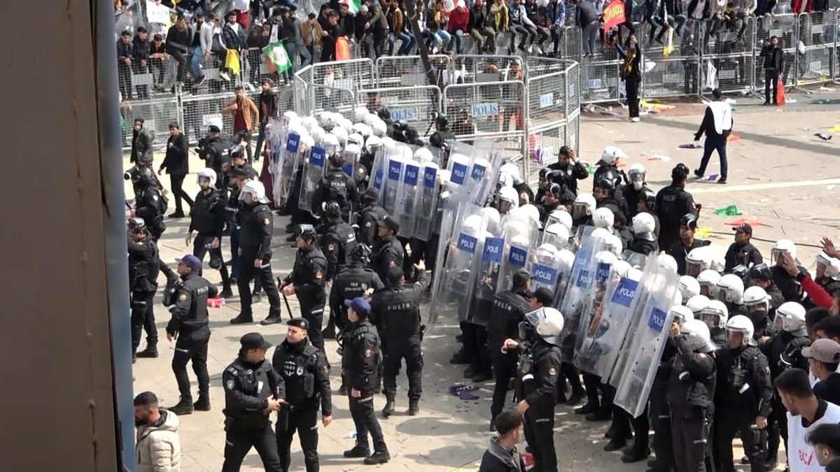 Son dakika: Diyarbakır\'da Nevruz kutlamasında gözaltına alınan 1 kişi tutuklandı