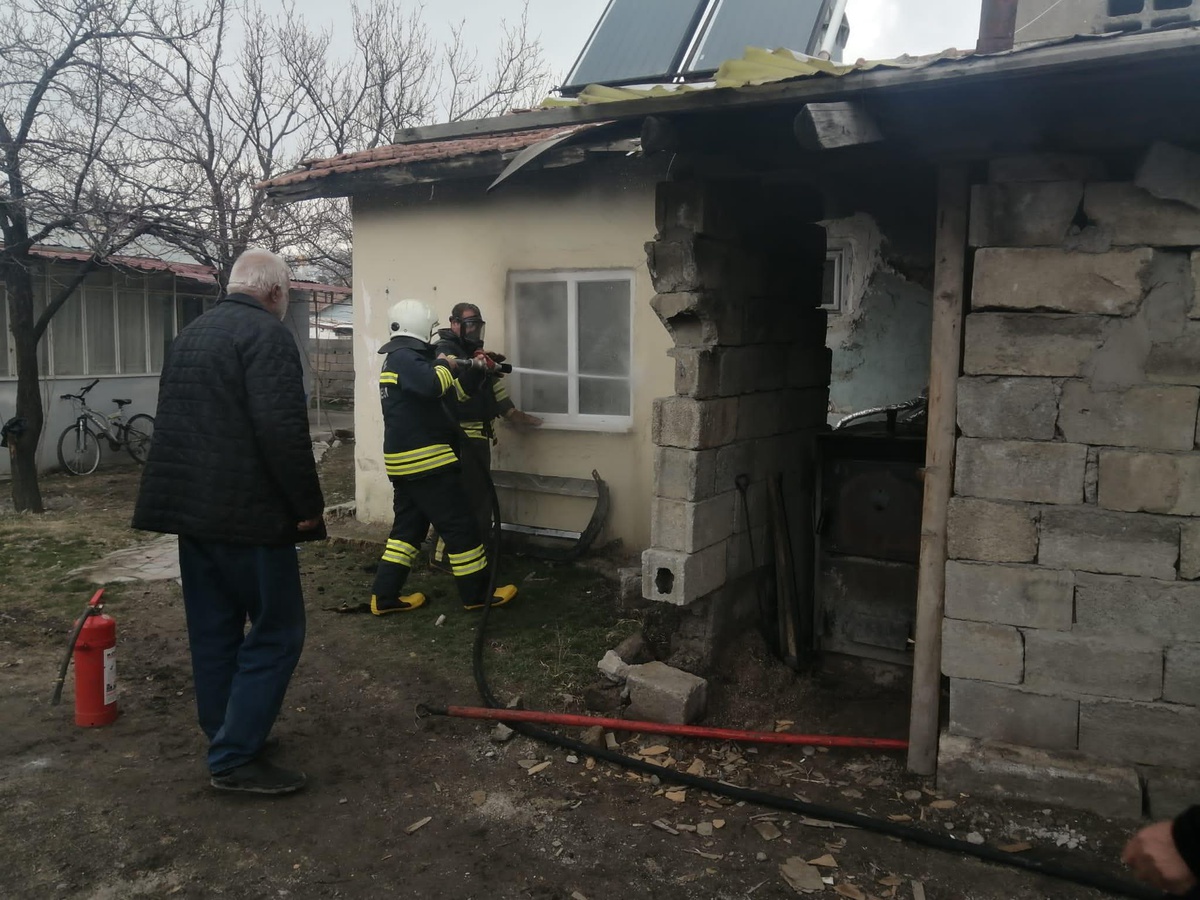 Erzincan\'da elektrikli battaniyeden çıkan yangın evde hasara neden oldu