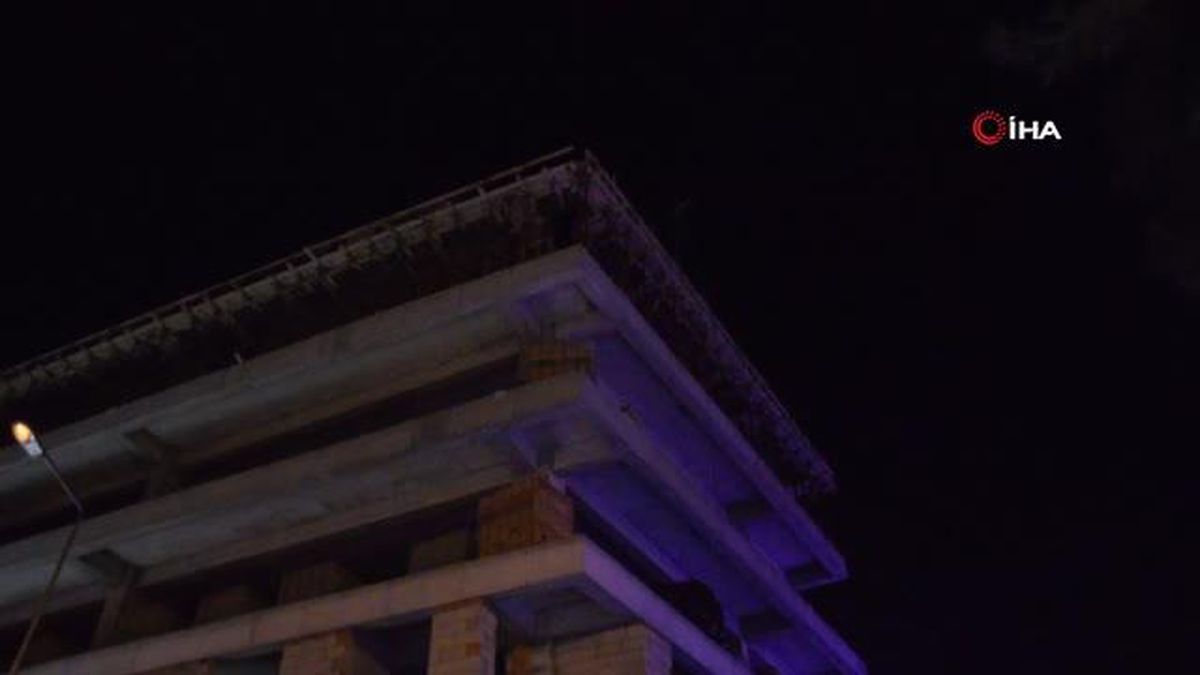 Eşinden boşanan adam 5 katlı binanın çatı katına çıktı, ekipleri alarma geçirdi