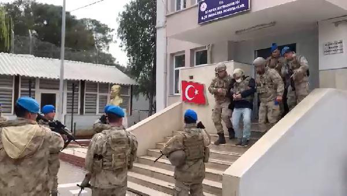 FİRARİ CİNAYET ŞÜPHELİSİ, SAMANLIKTA YAKALANDI