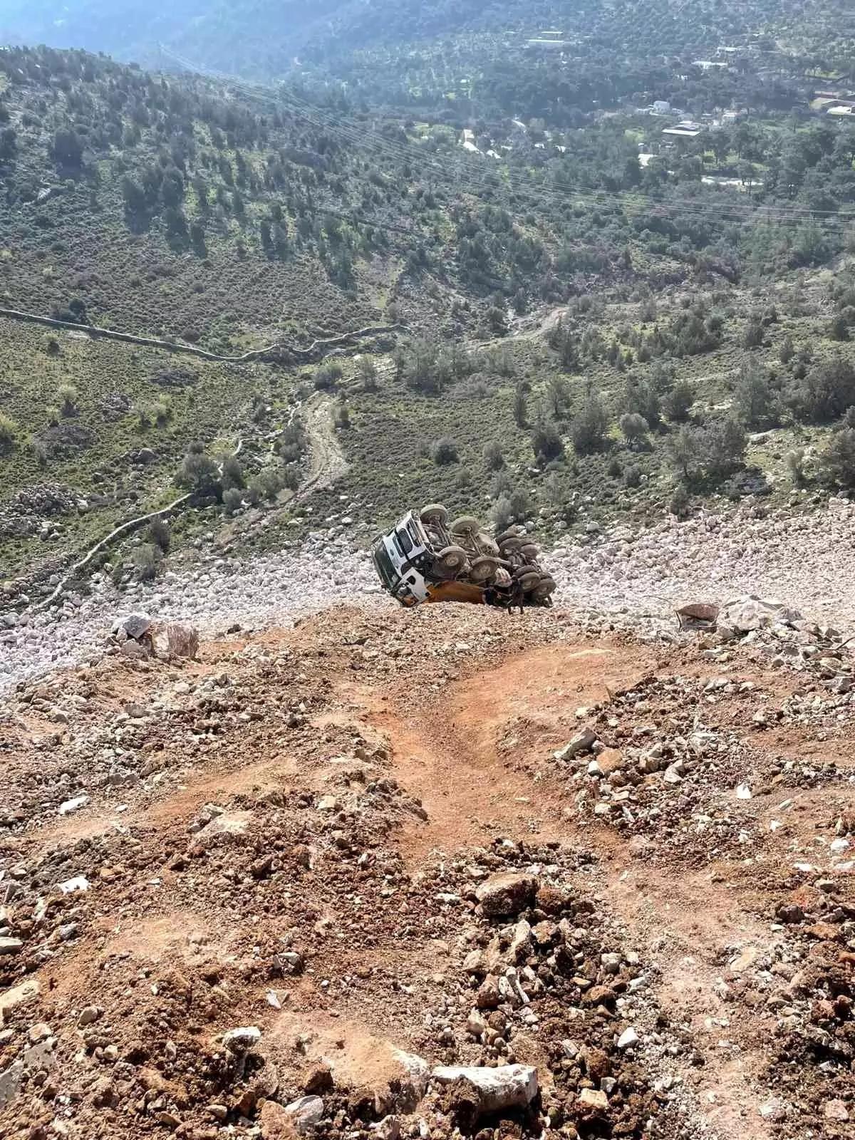 Hafriyat kamyonu uçuruma yuvarlandı