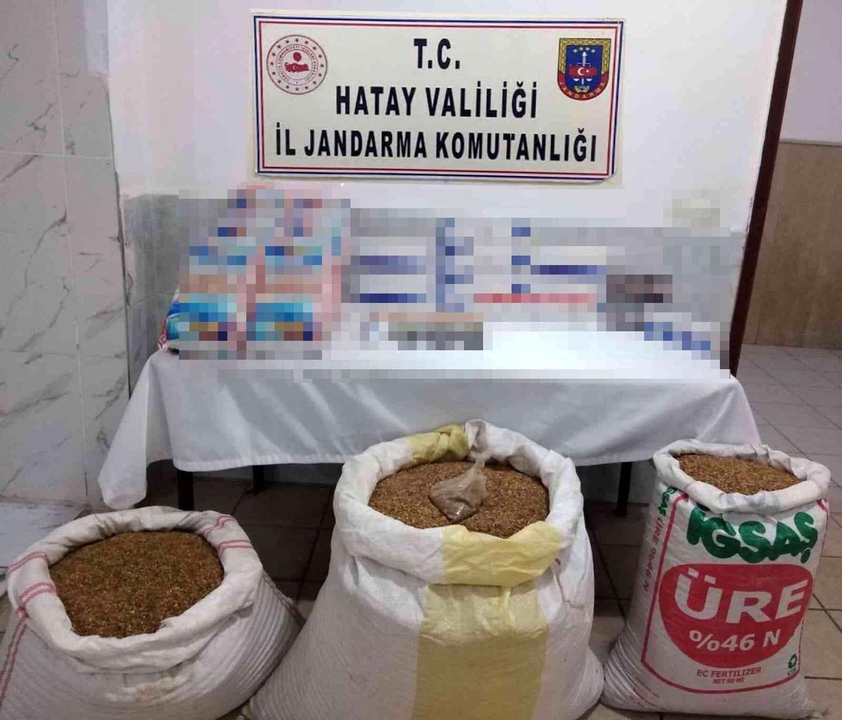 Hassa\'da bakkal da 140 kilo kaçak tütün, 100 paket sigara ele geçirildi