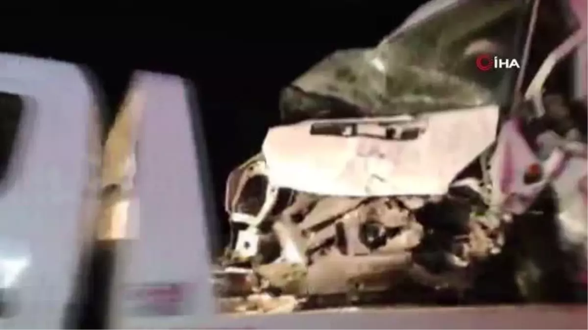 İşçi servisiyle otomobil kafa kafaya çarpıştı: 15 yaralı