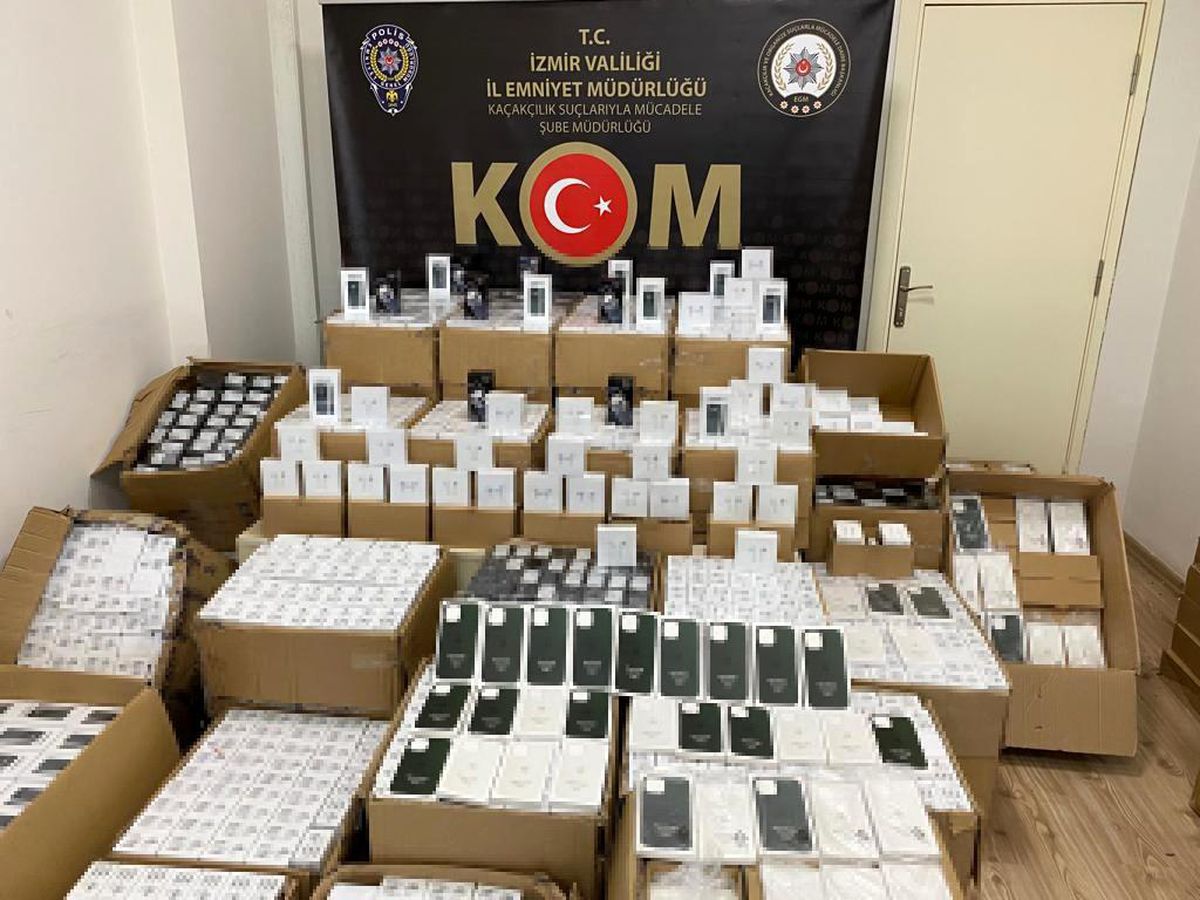 İzmir\'de kaçak cep telefonu operasyonu