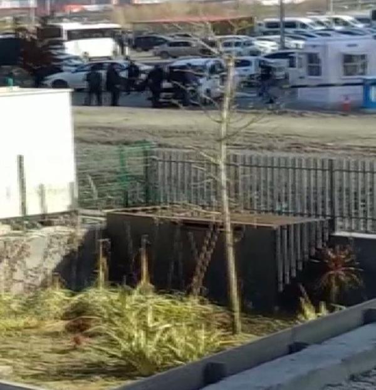 Son dakika haberleri... Küçükçekmece\'de çatışan gruba polisin havaya ateş açarak müdahalesi kamerada