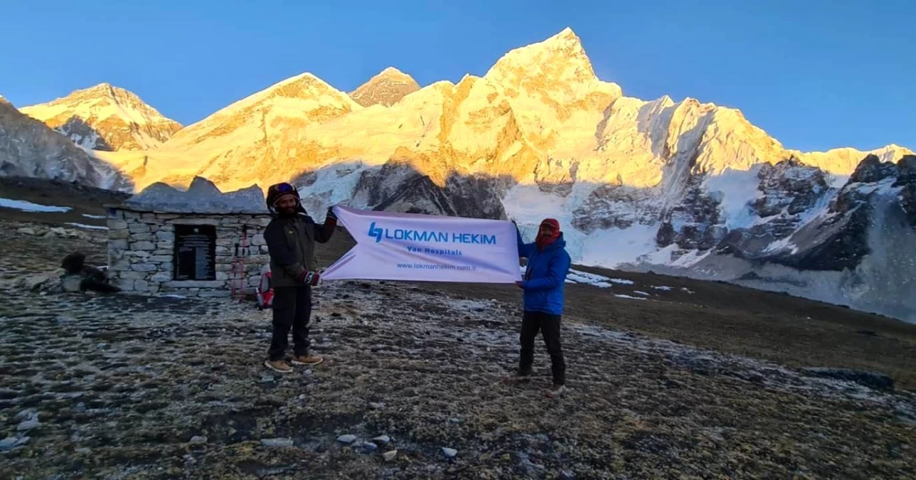 Son dakika haberleri... Lokman Hekim Van Hastanesinin flaması Everest Tepesi\'nde