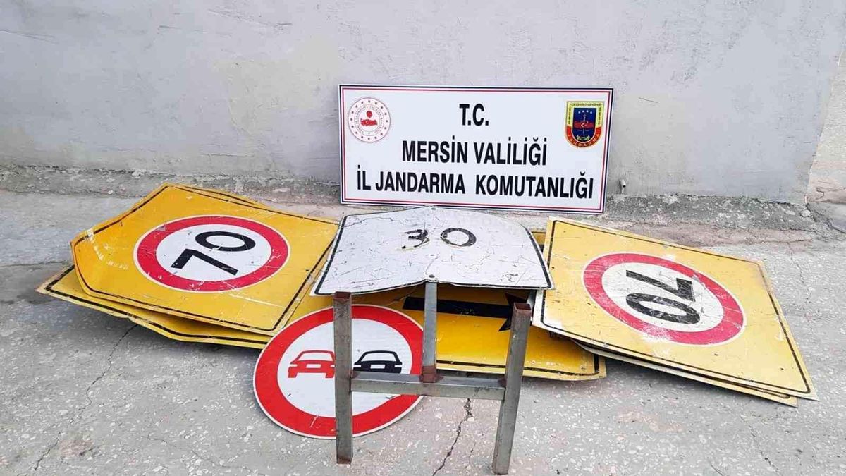 Son dakika: Mersin\'de trafik uyarı levhalarını çalan şüpheli gözaltına alındı