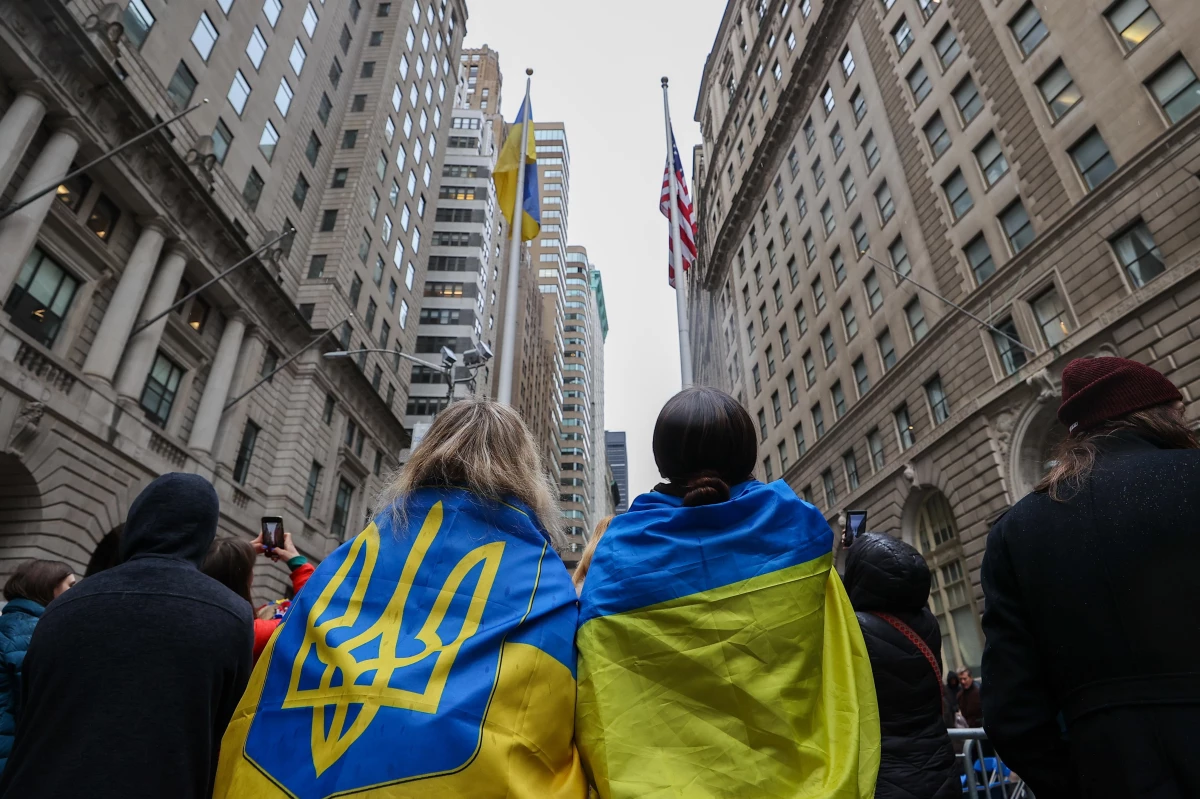 New York Belediye Başkanı Adams, Ukrayna için bayrak çekme törenine katıldı