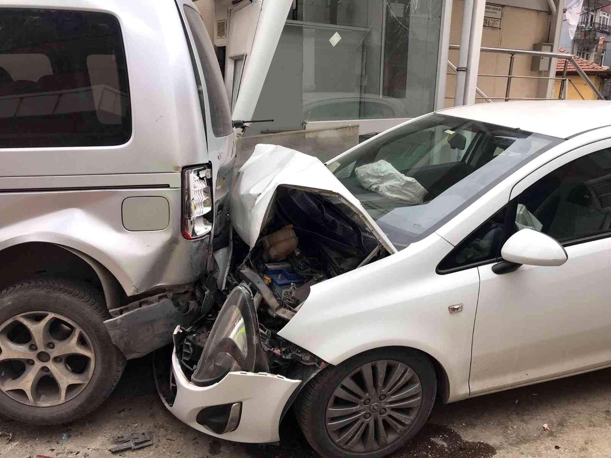 Otomobil park halindeki hafif ticari araca çarptı: 4 yaralı