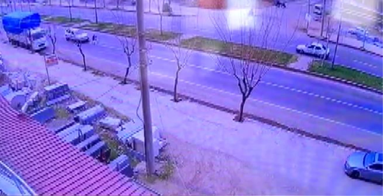 Son dakika haber: Şanlıurfa\'da feci kaza kamerada...Otomobilin çarptığı çocuklar metreye öteye savruldu