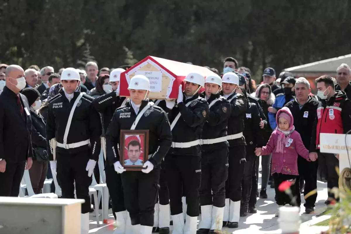 Son dakika haber... Polis memuru Turan Sütçü\'nün naaşı şehitliğe nakledildi