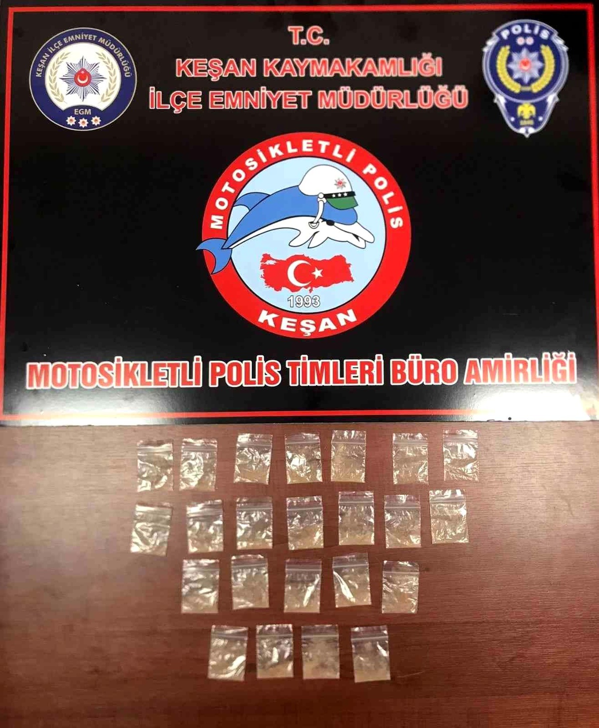 Son dakika haber | Polisten kaçan şahsın üzerinden paket paket uyuşturucu çıktı