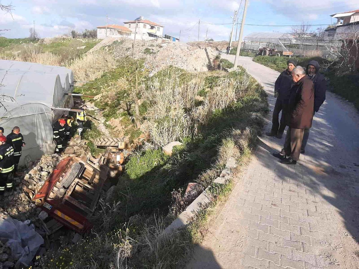 Manisa\'da devrilen traktörün sürücüsü öldü