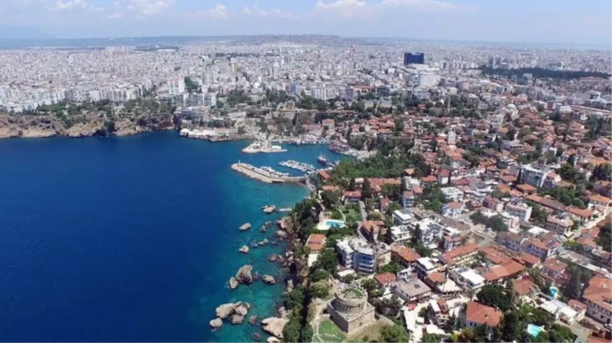 Ruslar ve Ukraynalılar, savaştan önce tatil için geldikleri Antalya\'ya şimdi yerleşmeye geliyorlar!