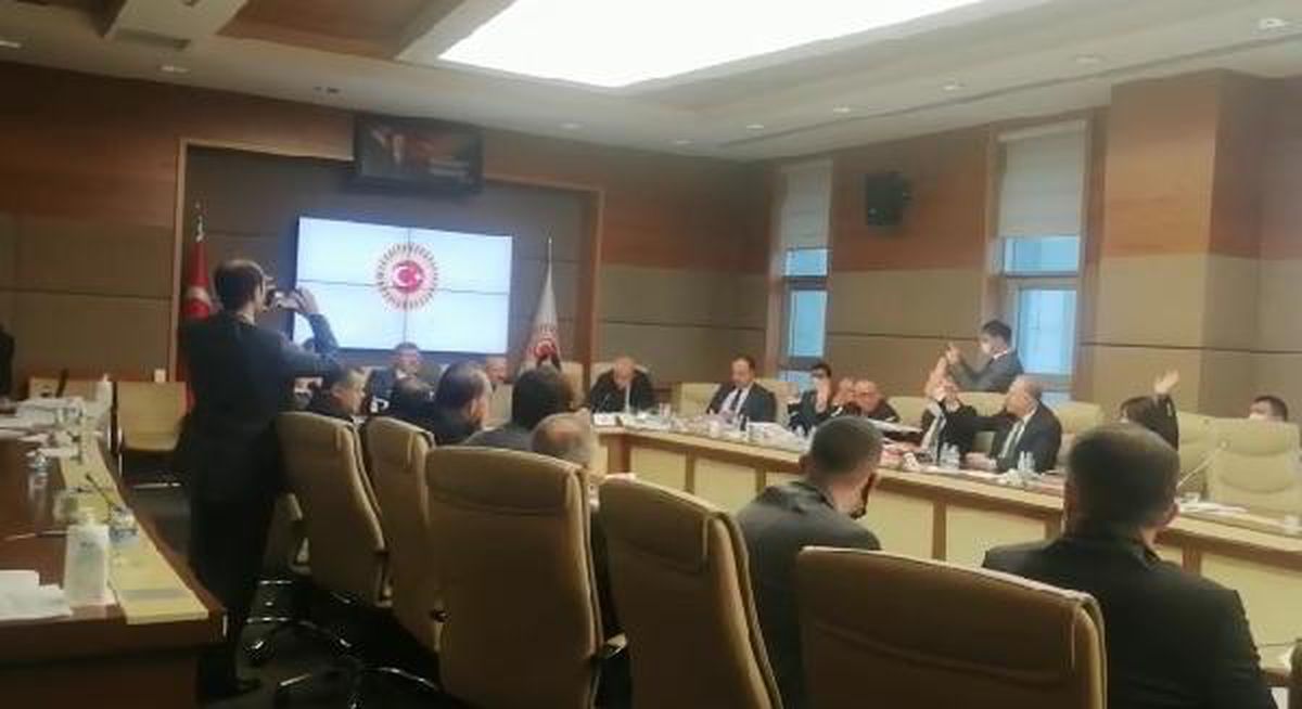 Seçim barajını yüzde 7'ye düşüren yasa teklifi komisyondan geçti