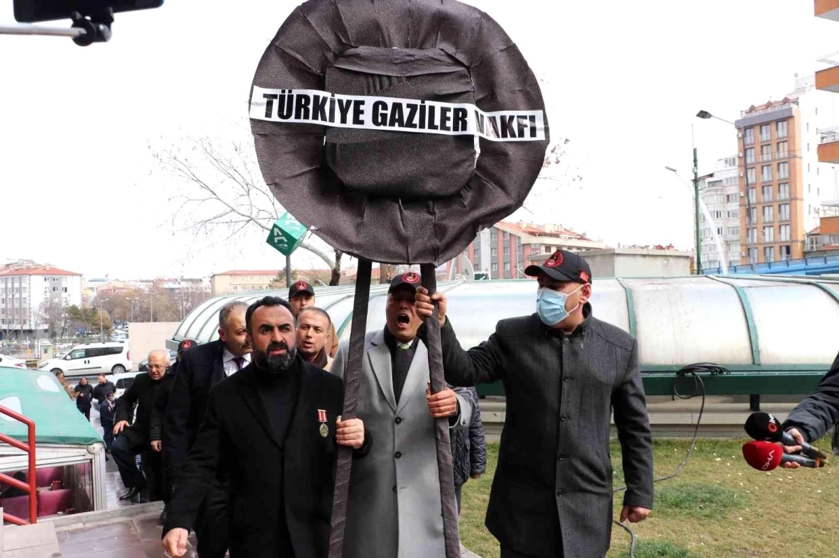 Son dakika... Şehit ve gazi ailelerinden Türk Tabipleri Birliği\'ne siyah çelenk