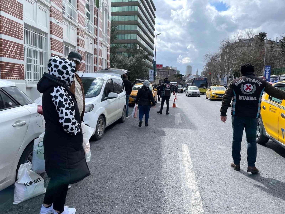 Şişli\'de turistleri almayan taksici yakalanınca polise isyan etti
