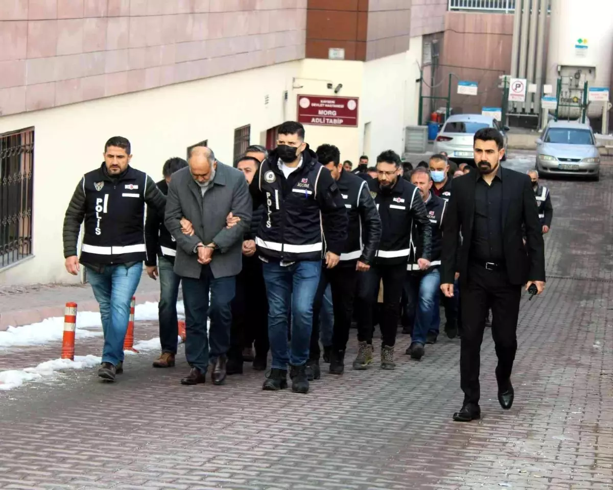 Suç örgütü operasyonunda 25 kişi adliyede