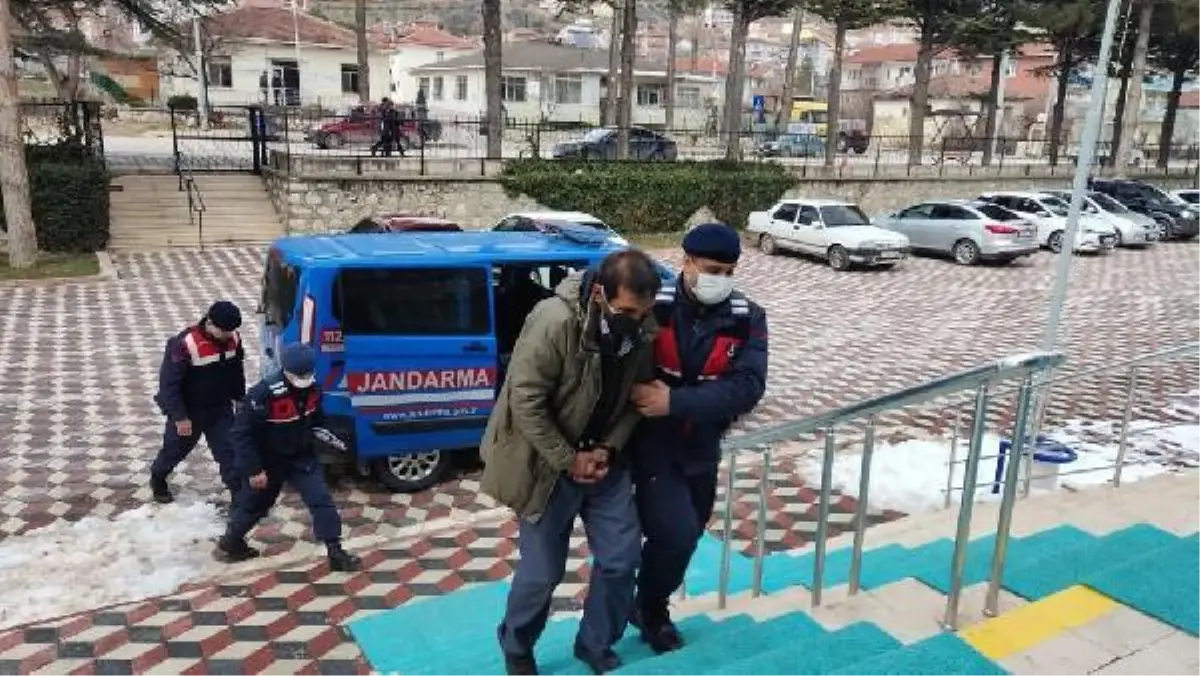 Tarladaki su motorunu parçalara ayırarak çaldılar