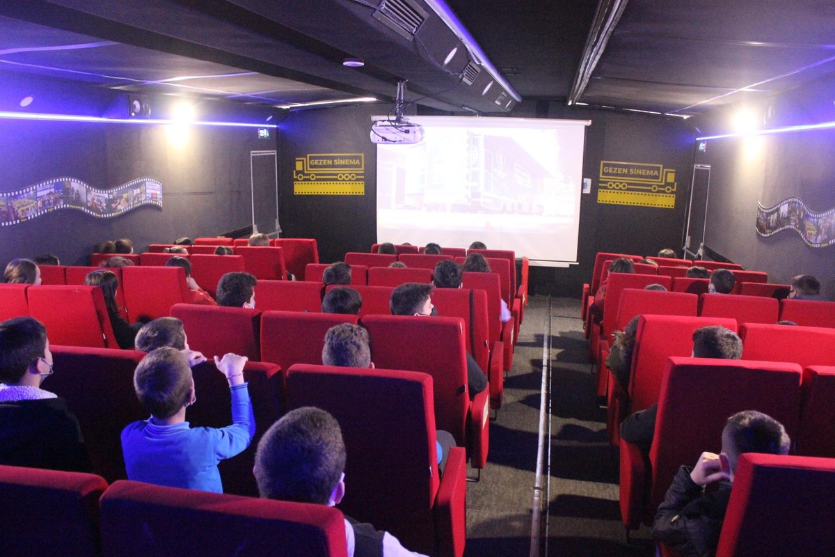 Tekirdağ\'da 1600 çocuk "gezen sinema tırı"nda film izledi