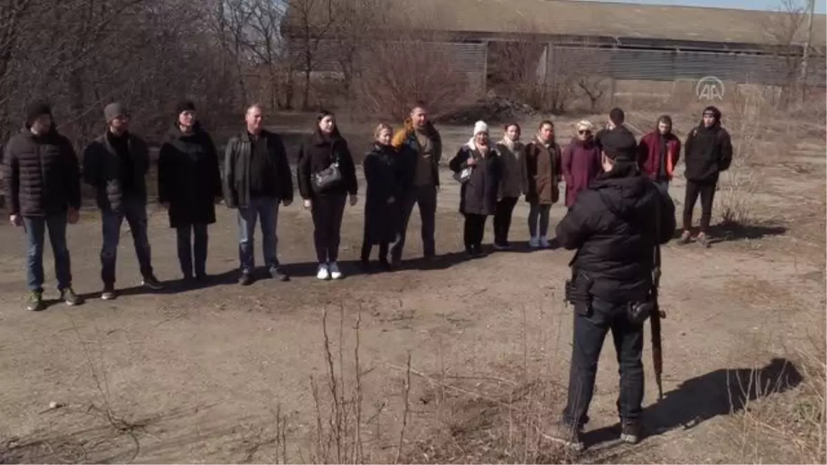 Ukraynalı gönüllüler askeri eğitim alıyor