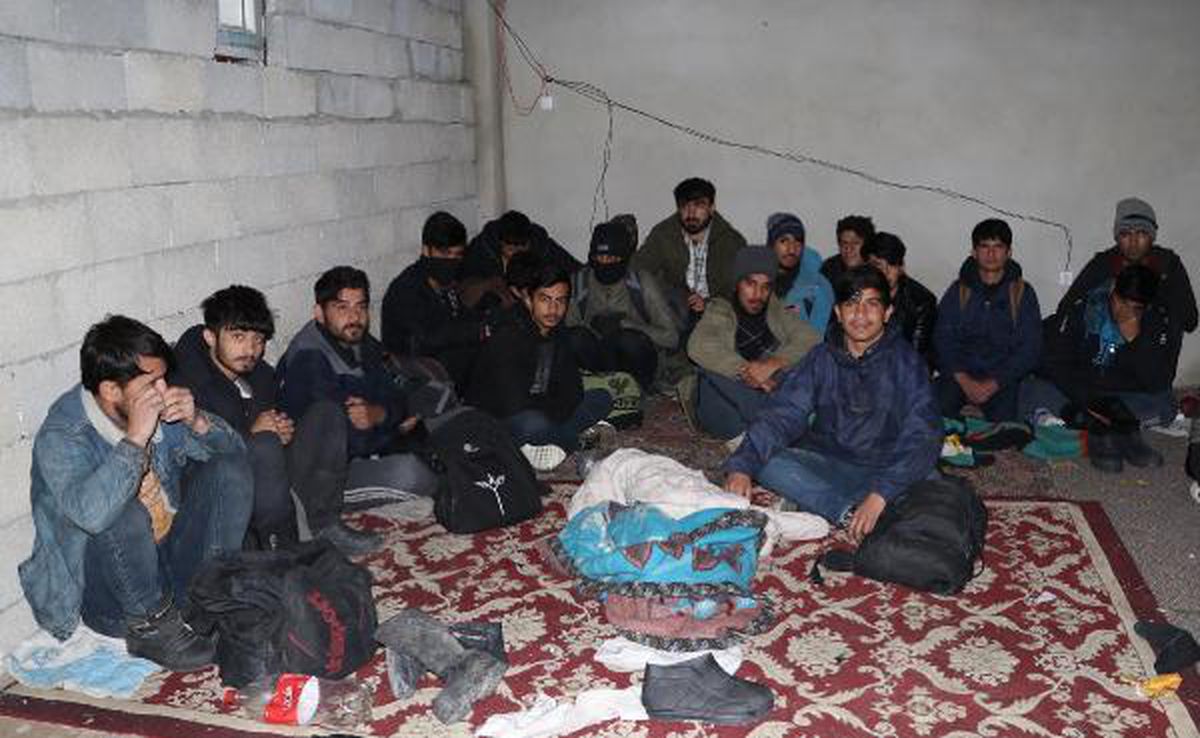 VAN\'DA KULLANILMAYAN İŞ YERİNE BASKINDA 41 KAÇAK GÖÇMEN YAKALANDI