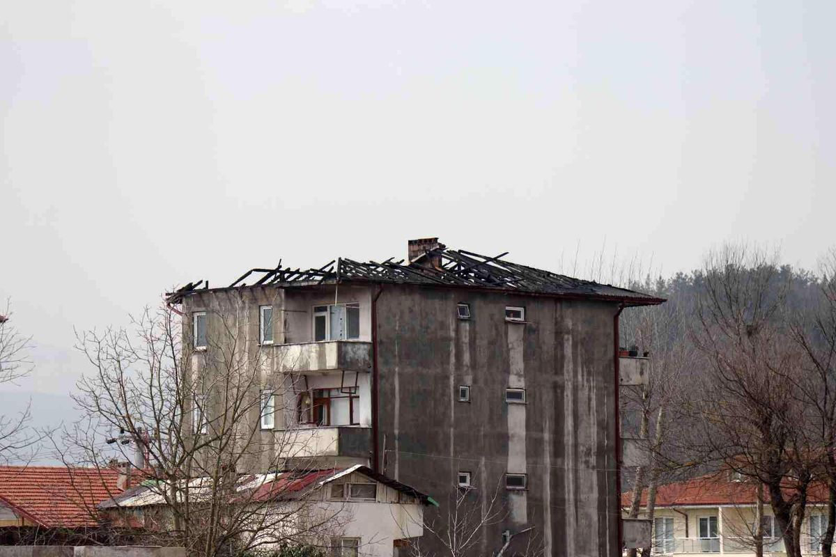 4 katlı binanın çatısı alev alev yandı